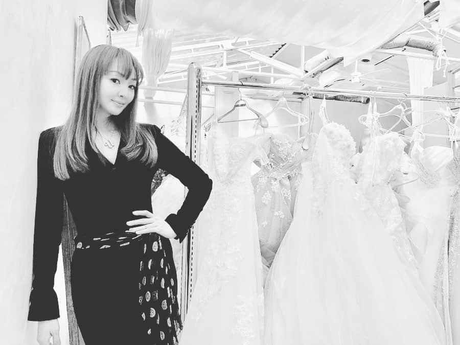 のインスタグラム：「2020年8月発表の新作ドレスのコンセプトも決めてデザインキックオフも致しました！ このブランドももう18周年！ 19年目に突入致しました！ 引き続き精進致します(^^) @scena_duno  #仕事初め#scenaduno#シェーナドゥーノ#ウェディングドレス#ドレス#dresses #dress #weddingdress#bridaldress##デザインワークス#デザインワーク#designwork#designworks #デザイナー#designer#ウェディングドレスデザイナー#weddingdressdesigner#unokanda#uno#神田うの#神田うのドレス」