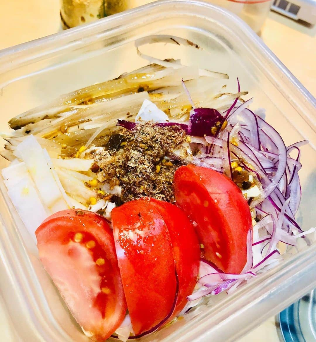 黒田愛美さんのインスタグラム写真 - (黒田愛美Instagram)「#ヤーコンのサラダ 🥗 今が旬の #ヤーコン ❤️ オリゴ糖、食物繊維、ミネラルにポリフェノールたっぷりの優秀食材😉 芋っぽいけど実はキク科の植物で、糖度もそんなに高くないからダイエットにもいいしもちろん健康にも良し👍 やっぱり野菜は旬のまの食べなきゃ〜❣️ #ヘルシー弁当 ドレッシングはもちろん #自家製えごま油ドレッシング  #美容アンチエイジング専門医 #黒田愛美」1月10日 14時04分 - kurodaaimi