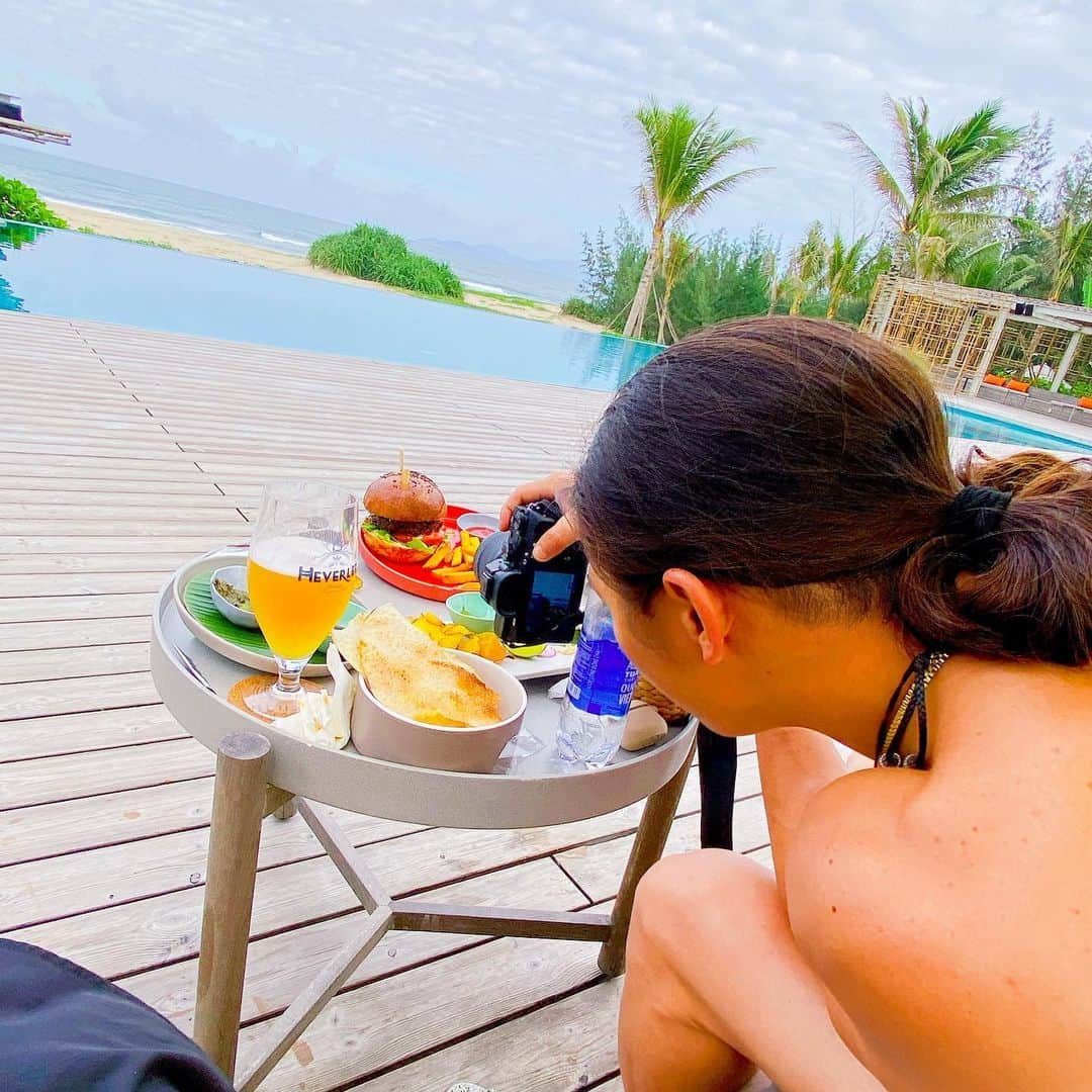 東森美和さんのインスタグラム写真 - (東森美和Instagram)「ベトナム.ダナン2日目の昼食🍔 @blushbeachclubhoian  with @sunrise_danang 右京君  ダナンからホイアンの方に行った途中にある#blushbeach というお店💓 めちゃくちゃ最高でした😍 乾季はビーチで泳いで、プールにもバーがあって、のんびり美味しいお酒と食事を楽しめます🍔🍺 この日は右京君に1日観光案内してもらって、オススメの場所ということでランチに連れて来てもらいました🤩  東京では毎日時間が過ぎるのが早くって、時間に追われながら過ごしてますが、ダナンではゆーったり時間が流れてて、本当にリラックスできますね😌  また乾季の頃遊びにいきたいと思います💓  #ダナン #ダナン旅行 #ベトナム #ベトナム旅行 #ダナン向上委員会 #東森美和 #miwa #ビール好き #ビーチ #おさななじみ #再会」1月10日 14時06分 - higashimorimiwa
