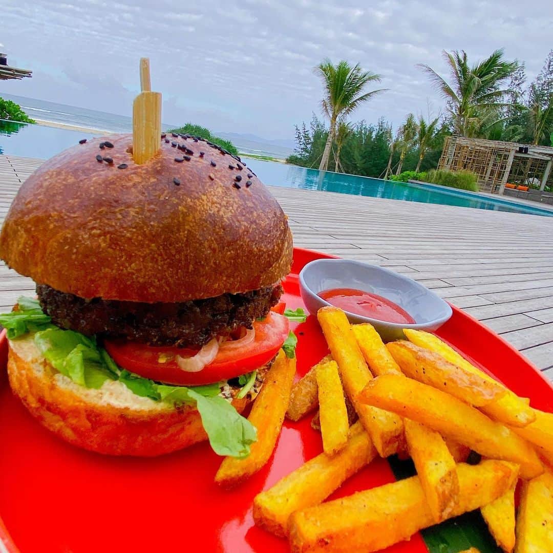 東森美和さんのインスタグラム写真 - (東森美和Instagram)「ベトナム.ダナン2日目の昼食🍔 @blushbeachclubhoian  with @sunrise_danang 右京君  ダナンからホイアンの方に行った途中にある#blushbeach というお店💓 めちゃくちゃ最高でした😍 乾季はビーチで泳いで、プールにもバーがあって、のんびり美味しいお酒と食事を楽しめます🍔🍺 この日は右京君に1日観光案内してもらって、オススメの場所ということでランチに連れて来てもらいました🤩  東京では毎日時間が過ぎるのが早くって、時間に追われながら過ごしてますが、ダナンではゆーったり時間が流れてて、本当にリラックスできますね😌  また乾季の頃遊びにいきたいと思います💓  #ダナン #ダナン旅行 #ベトナム #ベトナム旅行 #ダナン向上委員会 #東森美和 #miwa #ビール好き #ビーチ #おさななじみ #再会」1月10日 14時06分 - higashimorimiwa