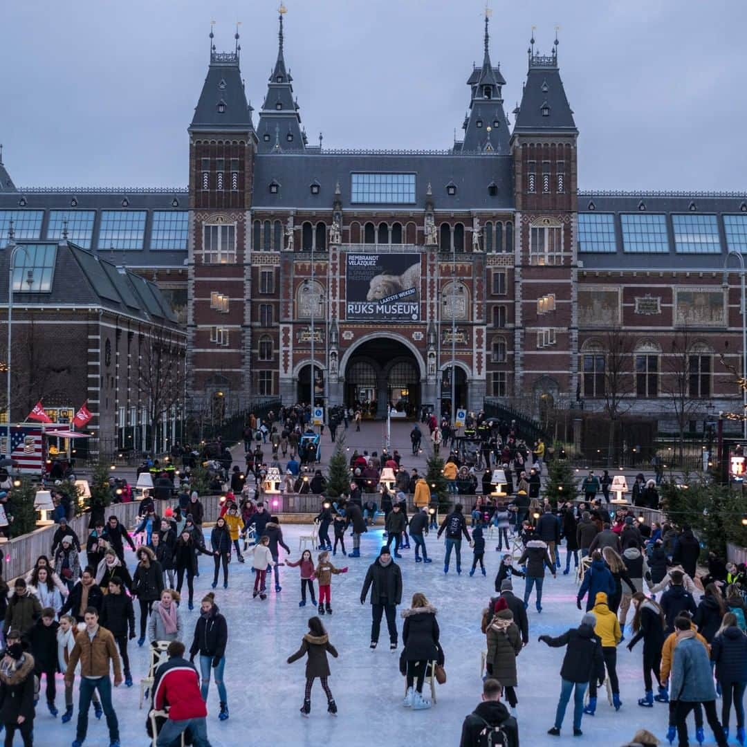 National Geographic Travelさんのインスタグラム写真 - (National Geographic TravelInstagram)「Photo by Muhammed Muheisen @mmuheisen | Children and adults enjoy ice skating at the rink outside the Rijksmuseum, at Museum Square, in Amsterdam, Netherlands.  For more photos and videos from different parts of the world, follow me @mmuheisen and @mmuheisenpublic. #muhammedmuheisen #Amsterdam #Netherlands #Iceskating」1月10日 14時09分 - natgeotravel