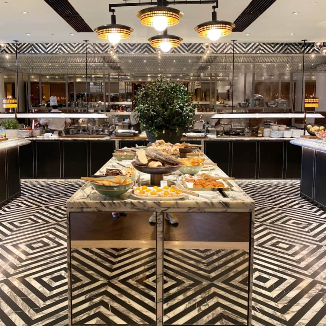 Symmetry Breakfastさんのインスタグラム写真 - (Symmetry BreakfastInstagram)「Hey gorgie 😘 Our last day in Hong Kong on this adventure, breakfast this morning at the stunning @rosewoodhongkong inside @holtscafehk, their mixed dim sum from the menu, fruit from the buffet and about 19 pastries consumed whilst browsing the selection washed down with beautiful oolong tea from Taiwan. I had to play it cool a few times here when my jaw dropped, the room, the view, the lovely people and my terrible imposter syndrome 😆. Even though we only did one night as a treat, what a place!! We are back around April for more fun and frolics. Now we are off to Macau with our friend @felicityspector to fill up on egg custard tarts ❤️ #symmetrybreakfast」1月10日 14時12分 - symmetrybreakfast