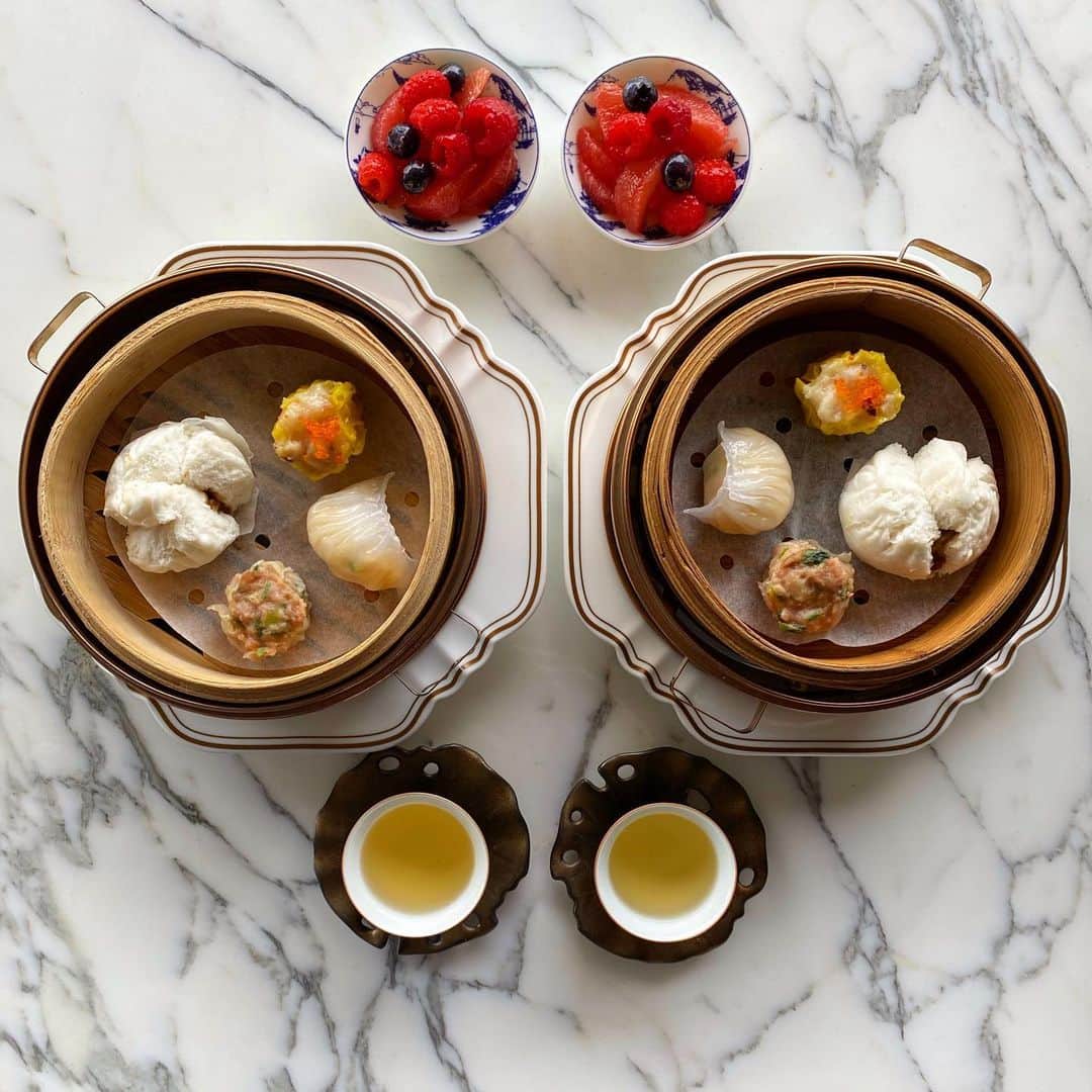 Symmetry Breakfastのインスタグラム：「Hey gorgie 😘 Our last day in Hong Kong on this adventure, breakfast this morning at the stunning @rosewoodhongkong inside @holtscafehk, their mixed dim sum from the menu, fruit from the buffet and about 19 pastries consumed whilst browsing the selection washed down with beautiful oolong tea from Taiwan. I had to play it cool a few times here when my jaw dropped, the room, the view, the lovely people and my terrible imposter syndrome 😆. Even though we only did one night as a treat, what a place!! We are back around April for more fun and frolics. Now we are off to Macau with our friend @felicityspector to fill up on egg custard tarts ❤️ #symmetrybreakfast」