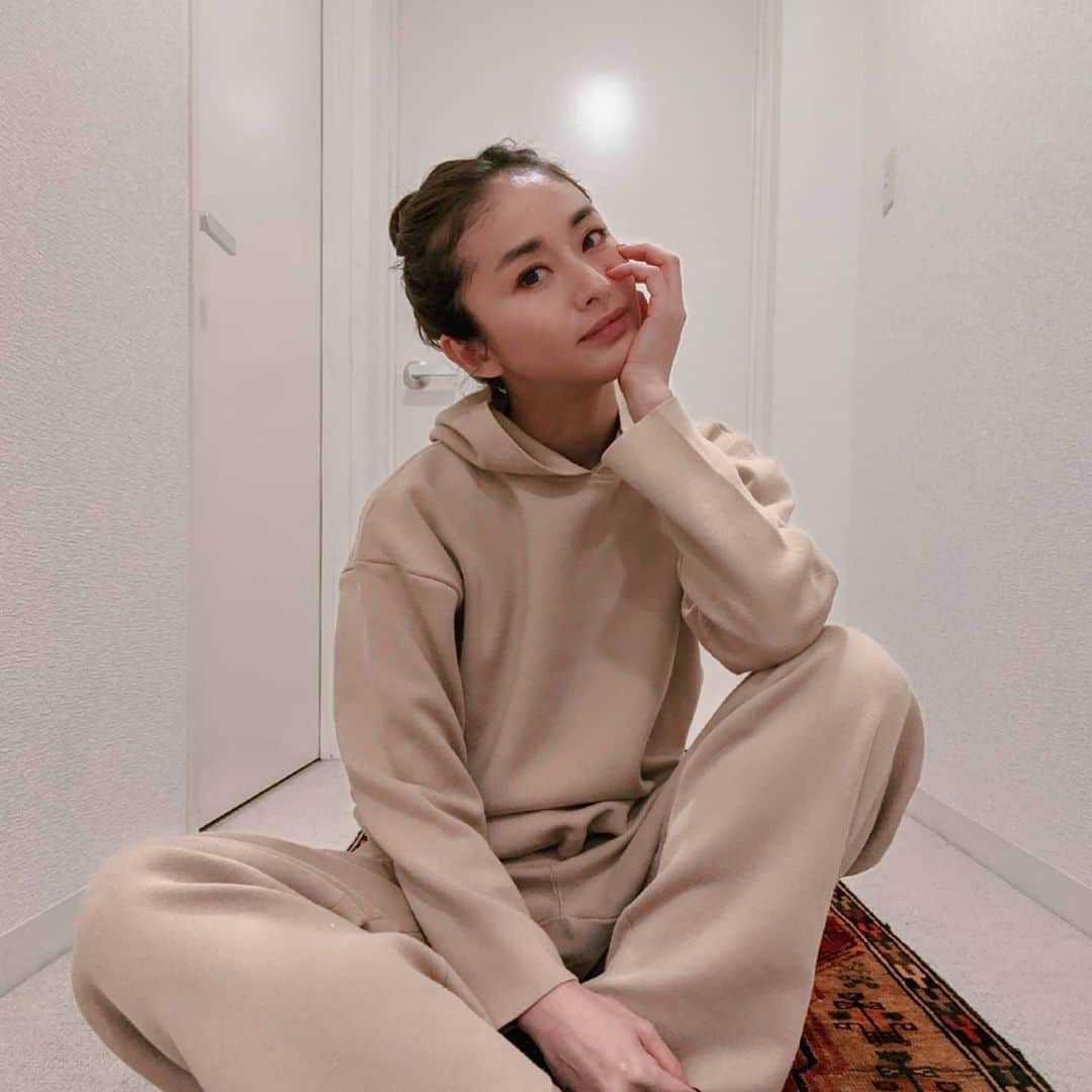 のインスタグラム：「A perfect beige tracksuit @jamaisvu_jp」