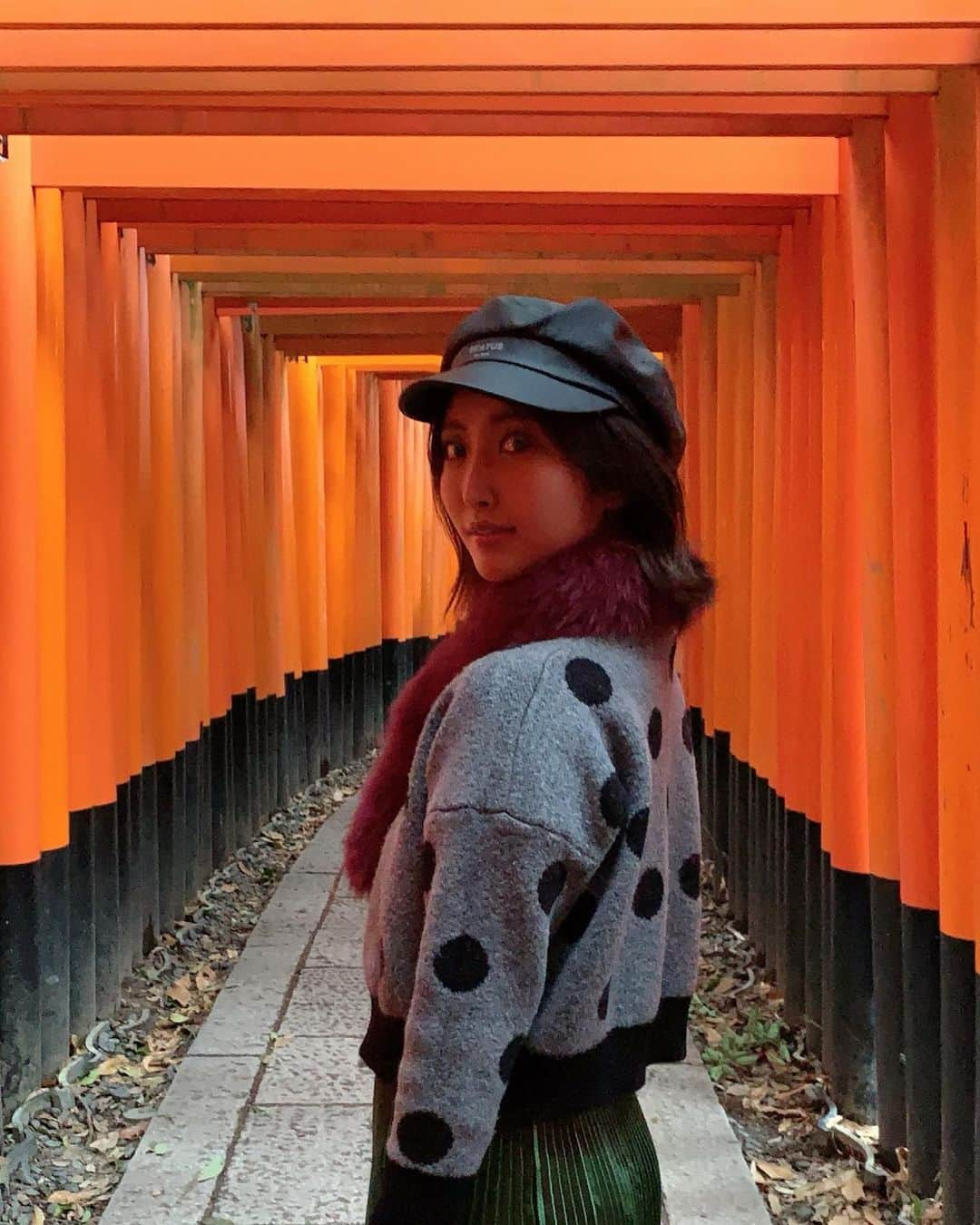 水川スミレさんのインスタグラム写真 - (水川スミレInstagram)「Inari temple time!  It is said that you gain muscle climbing stairs and you get skinny going down stairs... the air was fresh and the stairs were worth it for the view at the top (swipe ⏩). 京都の伏見稲荷神社じつは初めて行った！ 上まで階段上り切った先には綺麗な景色があったけど完全に筋肉痛　でも綺麗な空気と景色にもパワーをもらえたし価値はあったかなあ！よきき💖スワイプしてねん▶️ #京都 #伏見稲荷大社 #kyoto #travel #japan #temple #asiangirls」1月10日 14時12分 - mizukawasumire