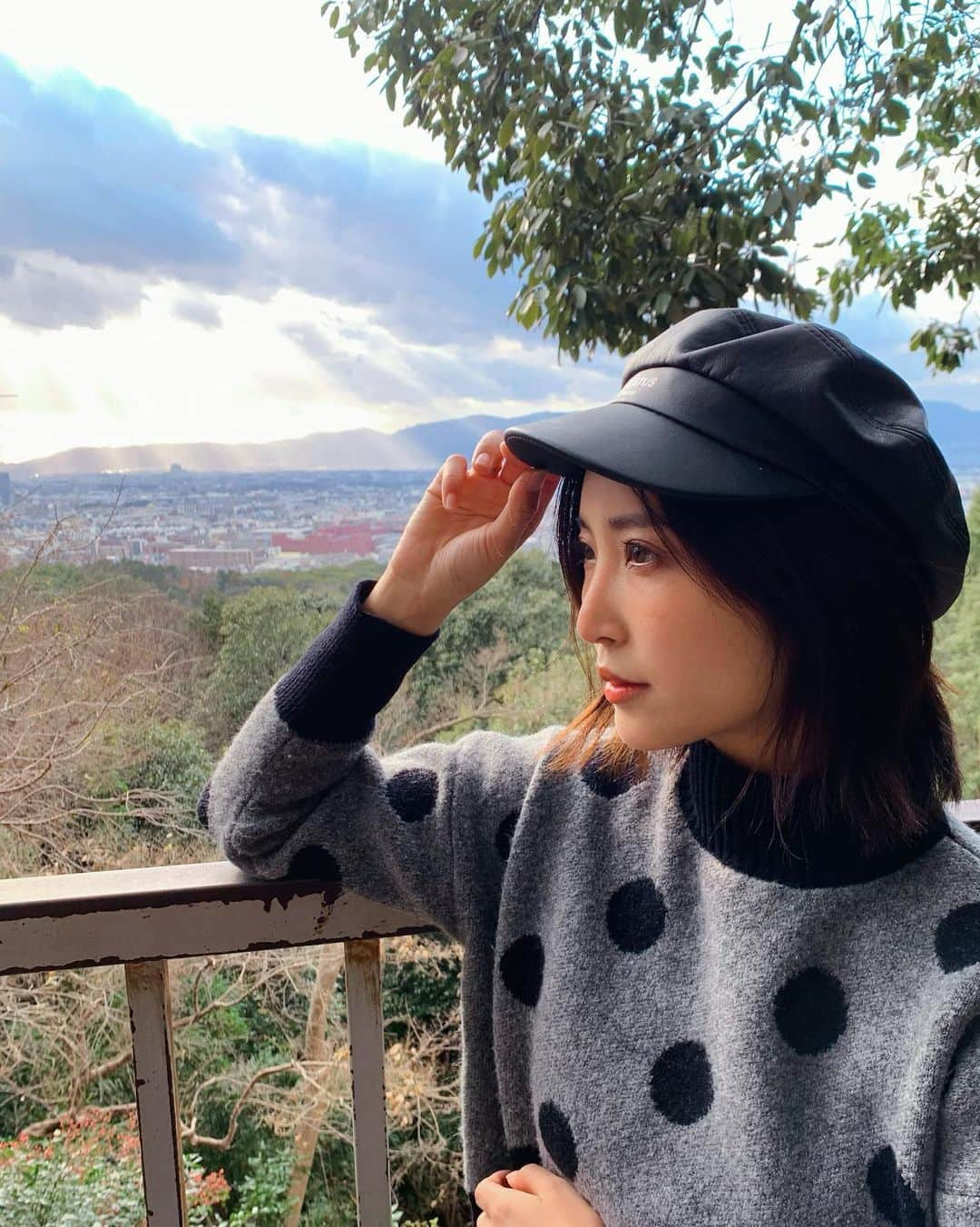 水川スミレさんのインスタグラム写真 - (水川スミレInstagram)「Inari temple time!  It is said that you gain muscle climbing stairs and you get skinny going down stairs... the air was fresh and the stairs were worth it for the view at the top (swipe ⏩). 京都の伏見稲荷神社じつは初めて行った！ 上まで階段上り切った先には綺麗な景色があったけど完全に筋肉痛　でも綺麗な空気と景色にもパワーをもらえたし価値はあったかなあ！よきき💖スワイプしてねん▶️ #京都 #伏見稲荷大社 #kyoto #travel #japan #temple #asiangirls」1月10日 14時12分 - mizukawasumire