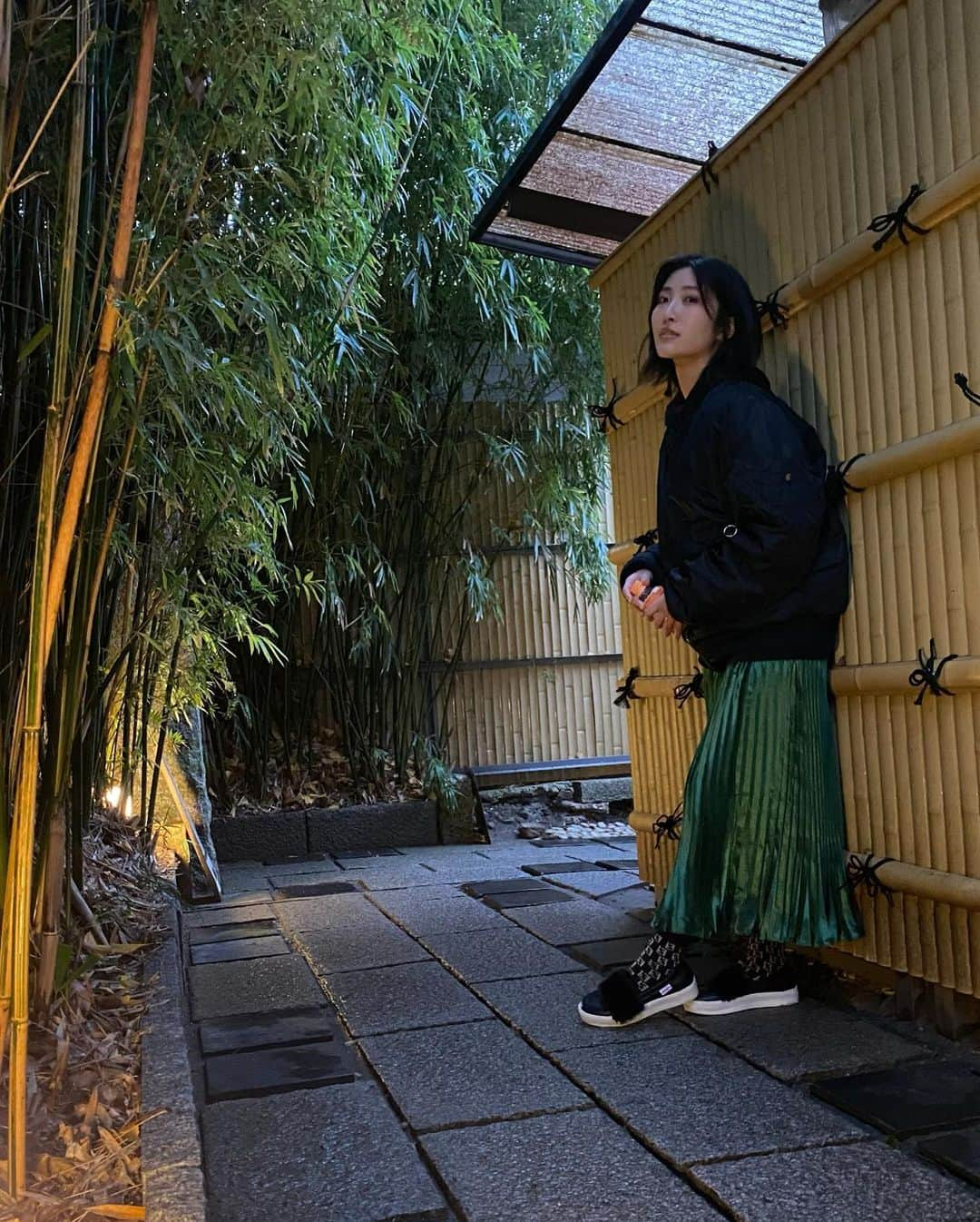 水川スミレさんのインスタグラム写真 - (水川スミレInstagram)「Inari temple time!  It is said that you gain muscle climbing stairs and you get skinny going down stairs... the air was fresh and the stairs were worth it for the view at the top (swipe ⏩). 京都の伏見稲荷神社じつは初めて行った！ 上まで階段上り切った先には綺麗な景色があったけど完全に筋肉痛　でも綺麗な空気と景色にもパワーをもらえたし価値はあったかなあ！よきき💖スワイプしてねん▶️ #京都 #伏見稲荷大社 #kyoto #travel #japan #temple #asiangirls」1月10日 14時12分 - mizukawasumire