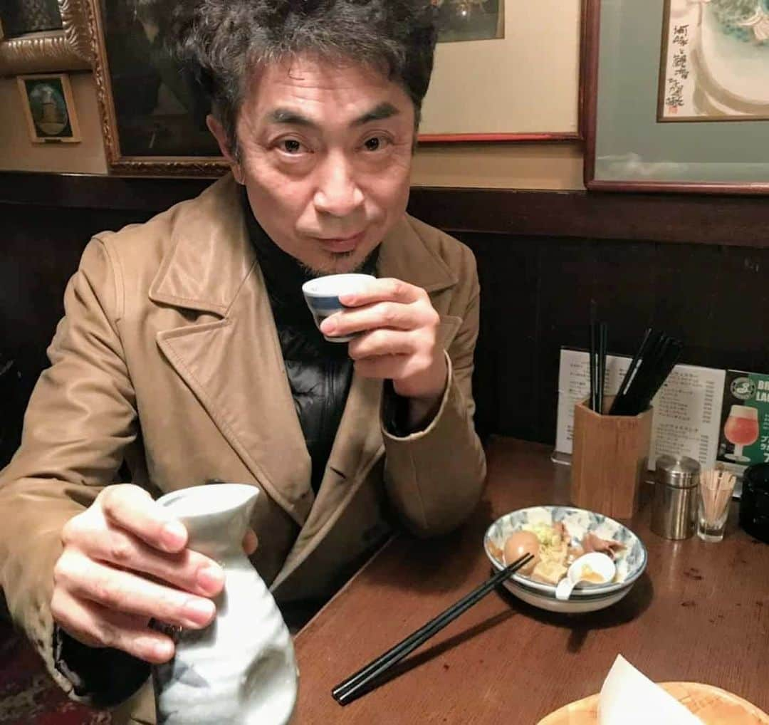 近江谷太朗さんのインスタグラム写真 - (近江谷太朗Instagram)「年末インフルエンザにかかり、 いくつか忘年会に行けなくて、 寂しい気持ちもりもりで年を越して、 そのまま体調が優れないまま、 2020年がスタートしていましたが、 昨日、仕事始めでした。 とある雑誌の1コーナーに登場します！ 撮影は、なんと30年前、東京に出てきて最初に働いたお店。 新宿西口バガボンド。 当時からの1番人気メニュー“肉豆腐たまご入り” をいただきながら、お酒を普通に美味しくいただきながら 写真を撮っていただき、インタビューという 幸せすぎる仕事始めでした😁 発売日確定したらすぐお知らせしますね。  昨日は、ホットヨガ始めもしてからお店に行ったこともあり、 本当に美味かったなぁ…  そうそう、体調はそれほど優れない中、 スキー滑り始めもしてました😜 「私をスキーに連れて行って」くれる 敬愛するキクガワパイセンと川場に行ってきました！ 天気良し、雪良し、風なし、リフト待ちなし、 最高でした😍😍😍😍😍 やっぱりスキー楽しい♪  2月3月と舞台が決まってるので、今年もあんまり行けないかも だけど、隙あらば滑りに行きたいと思います。」1月10日 14時18分 - tarooumiya