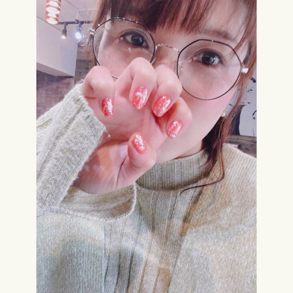 新田恵海さんのインスタグラム写真 - (新田恵海Instagram)「デーハーでキラッキラなネイルにしました🧡✨ #nails」1月10日 14時19分 - tnstagram1210