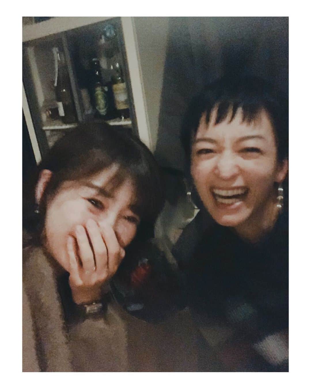 高山都さんのインスタグラム写真 - (高山都Instagram)「彼女と一緒の時、だいたい迷った記憶がない。 @moemurakami_  答えがすぐだし、約束もすぐだし、お仕事する時も、そのスピード感が心地いい。 たぶん、お互いにすぐ動くタイプで、せっかちでもあるんだろうな。笑 #深夜のかけこみ横丁 の感想伝えたら、リアル横丁やろうと決まった、昨夜の集合🍷 大好きなお店で、ワインのエチケットの写真が今夜っぽいと1本決めて、色んな話をした。 楽しかったなぁー。 小さな野望も、いつか叶えられますように。 @cosicome_ さん、ご馳走さまでした🍴本当に何を食べても美味しい。 オイルと塩のシンプルなモッツアレラとか焼きたてパンも、マッシュルームのサラダも最高。 あとは、写真撮り忘れてた… またすぐ行きたいです🥺 出版お祝いのお花は @malmo_flower にお願いしました。 いつもは可愛い萌ちゃんのイメージを、もっと大人っぽく強さも入れてもらった。 人生いろいろあるけど、美味しいもの食べて呑んで笑って、時々泣いて…乗り越えていけたら、きっといつの間にか、また強くなってるんだろなー。」1月10日 14時29分 - miyare38