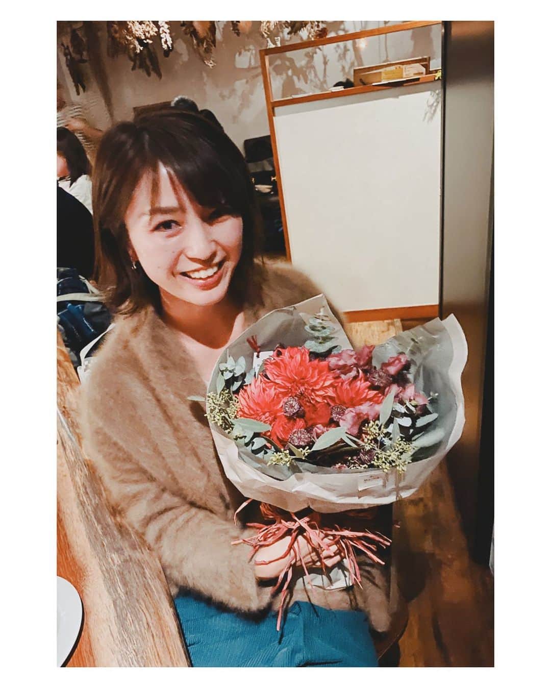 高山都さんのインスタグラム写真 - (高山都Instagram)「彼女と一緒の時、だいたい迷った記憶がない。 @moemurakami_  答えがすぐだし、約束もすぐだし、お仕事する時も、そのスピード感が心地いい。 たぶん、お互いにすぐ動くタイプで、せっかちでもあるんだろうな。笑 #深夜のかけこみ横丁 の感想伝えたら、リアル横丁やろうと決まった、昨夜の集合🍷 大好きなお店で、ワインのエチケットの写真が今夜っぽいと1本決めて、色んな話をした。 楽しかったなぁー。 小さな野望も、いつか叶えられますように。 @cosicome_ さん、ご馳走さまでした🍴本当に何を食べても美味しい。 オイルと塩のシンプルなモッツアレラとか焼きたてパンも、マッシュルームのサラダも最高。 あとは、写真撮り忘れてた… またすぐ行きたいです🥺 出版お祝いのお花は @malmo_flower にお願いしました。 いつもは可愛い萌ちゃんのイメージを、もっと大人っぽく強さも入れてもらった。 人生いろいろあるけど、美味しいもの食べて呑んで笑って、時々泣いて…乗り越えていけたら、きっといつの間にか、また強くなってるんだろなー。」1月10日 14時29分 - miyare38