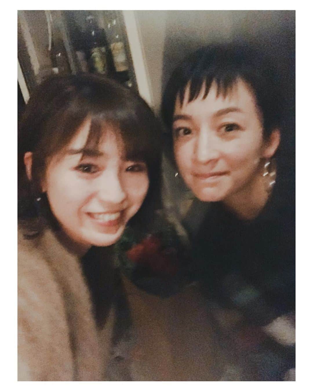 高山都さんのインスタグラム写真 - (高山都Instagram)「彼女と一緒の時、だいたい迷った記憶がない。 @moemurakami_  答えがすぐだし、約束もすぐだし、お仕事する時も、そのスピード感が心地いい。 たぶん、お互いにすぐ動くタイプで、せっかちでもあるんだろうな。笑 #深夜のかけこみ横丁 の感想伝えたら、リアル横丁やろうと決まった、昨夜の集合🍷 大好きなお店で、ワインのエチケットの写真が今夜っぽいと1本決めて、色んな話をした。 楽しかったなぁー。 小さな野望も、いつか叶えられますように。 @cosicome_ さん、ご馳走さまでした🍴本当に何を食べても美味しい。 オイルと塩のシンプルなモッツアレラとか焼きたてパンも、マッシュルームのサラダも最高。 あとは、写真撮り忘れてた… またすぐ行きたいです🥺 出版お祝いのお花は @malmo_flower にお願いしました。 いつもは可愛い萌ちゃんのイメージを、もっと大人っぽく強さも入れてもらった。 人生いろいろあるけど、美味しいもの食べて呑んで笑って、時々泣いて…乗り越えていけたら、きっといつの間にか、また強くなってるんだろなー。」1月10日 14時29分 - miyare38