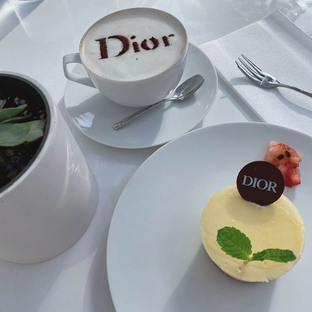 のインスタグラム：「☕️🌺🧀 ㅤㅤㅤㅤㅤㅤㅤㅤㅤㅤㅤㅤㅤ アラモアナに期間限定でオープンしてる  @diorcafemia にいってきたよ💓 女の子ならみんなテンションあがる☝️✨ ㅤㅤㅤㅤㅤㅤㅤㅤㅤㅤㅤㅤㅤ チーズケーキも美味しかったし、 ソイラテは甘くて🤏甘くない方がよかった🥺ㅋㅋ ㅤㅤㅤㅤㅤㅤㅤㅤㅤㅤㅤㅤㅤ #dior #diorcafe #diorcafehawaii #hawaii #cafe #feeyong #디올 #디올카페 #카페 #라테 #소이라떼 #희영 #하와이 #ハワイ #ディオールカフェ #カフェ #ディオール #アラモアナ #ひよん」