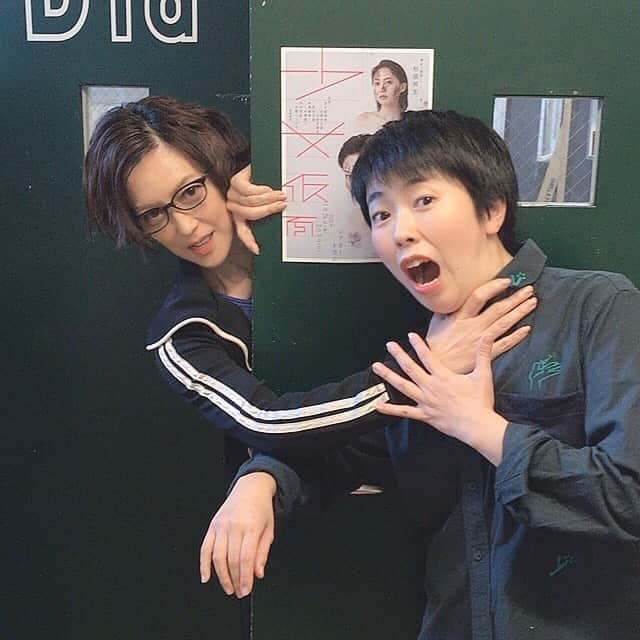 若村麻由美さんのインスタグラム写真 - (若村麻由美Instagram)「【告知】staff Cです。 稽古場を覗いてみたら、入口で遊ぶ二人の姿が・・・と思いきや、振付の白神ももこさんから、宝塚男役のポージングを習っているところでした^_^ 苦労話は明日の生放送で！皆様からのメッセージは番組yuyuwide@tbs.co.jpで受付中🙇‍♀️ . . 📻 1月11日(土)15:00〜17:00 TBSラジオ 「大沢悠里のゆうゆうワイド土曜日版」生放送ゲスト https://www.tbsradio.jp/yuyuwide/  #mayumiwakamura #若村麻由美 #TBSラジオ #生放送 #大沢悠里 #ゆうゆうワイド #聴き逃したら #radiko #舞台 #少女仮面 #ざっくり #男役 #修業中 #振付 #白神ももこ」1月10日 14時33分 - mayumiwakamura_official