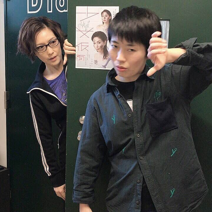 若村麻由美さんのインスタグラム写真 - (若村麻由美Instagram)「【告知】staff Cです。 稽古場を覗いてみたら、入口で遊ぶ二人の姿が・・・と思いきや、振付の白神ももこさんから、宝塚男役のポージングを習っているところでした^_^ 苦労話は明日の生放送で！皆様からのメッセージは番組yuyuwide@tbs.co.jpで受付中🙇‍♀️ . . 📻 1月11日(土)15:00〜17:00 TBSラジオ 「大沢悠里のゆうゆうワイド土曜日版」生放送ゲスト https://www.tbsradio.jp/yuyuwide/  #mayumiwakamura #若村麻由美 #TBSラジオ #生放送 #大沢悠里 #ゆうゆうワイド #聴き逃したら #radiko #舞台 #少女仮面 #ざっくり #男役 #修業中 #振付 #白神ももこ」1月10日 14時33分 - mayumiwakamura_official