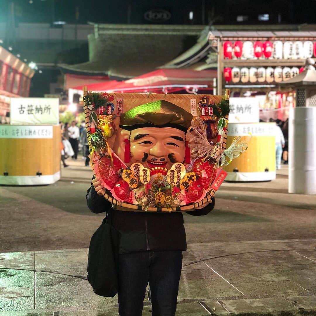 のインスタグラム：「. 決戦は金曜日笑🤣、と言うより今日は十日戎⛩ . もちろん行ってきましたよ！ . 1枚目は去年のん❗️ 2枚目は今年のん❗️ 3枚目は焼きそば食べましたっ🤣 . えべっさんで毎年買うところは変わらず、同じとこで買います！ . ポイントは笑顔😊素敵な笑顔は素敵な笑顔を生んでくれますっ❤️ . 屋台で一杯引っ掛けてから、熊手買いましたがやっぱ屋台って、高いっ💦ビビりました🤣でも、年1回こんな時間も大切にせんとアカンですね。いい時間でしたっ👍🏻😉 . 今日は6〜8名席が奇跡の1卓だけ空いてます！是非、お電話でのお問い合わせを📞 . あっ、あと今年から食べログ即予約スタートしましたっ！凄い問い合わせ来ますが、感謝の限り、ありがとうございます🙇‍♂️ . 但し、曜日の都合上やいろいろある程度の制限があったりするので、お電話でもお問い合わせ頂けると予約取れたりする事ありますので、是非 ❗️ . さっ、今日も楽しみな営業が始まります。皆さま、どうぞ宜しくお願いしますっ🙋‍♂️ . #頂鯛 #今宮戎 #毎年恒例 #熊手 #ええのん買います #商売繁盛で笹持ってこい #今年も宜しくお願いします」