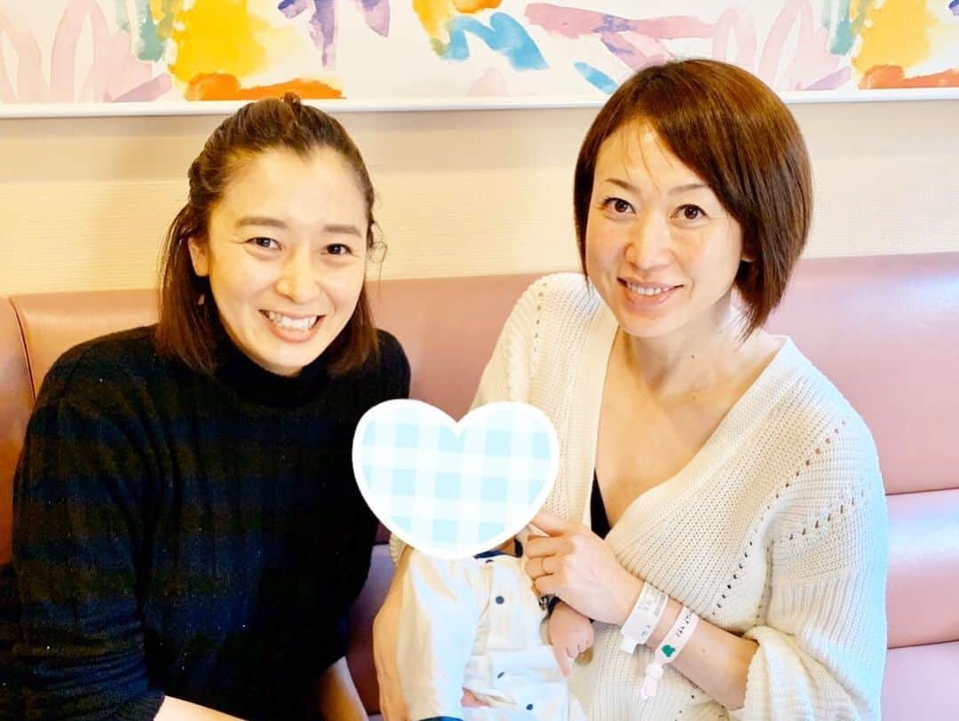 田中雅美さんのインスタグラム写真 - (田中雅美Instagram)「スイマーの後輩、伊藤華英が家族で来てくれました〜(๑˃̵ᴗ˂̵) ・ ・ 実は華英と同じ産院でした。 1ヶ月と少し前に、華英もここで頑張って頑張って新しい命の誕生に向き合いました。 ・ ・ なんだか感慨深く、嬉しい。 ・ ・ この先の育児は…  きっこ楽しいことばかりじゃない、 大変なことだって必ずある。。 けど、こうやって仲間がいることで何かが起きても乗り越えていける気がするよ。 ・ ・ #スイマー仲間 #伊藤華英 #子供同士が1ヶ月ちょい違いの同級生 #成長早い #さすが #何に夢中になるか楽しみだね」1月10日 14時55分 - tanakamasami_official