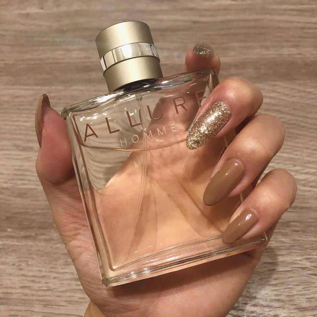 のインスタグラム：「. いつもワンカラーだから 2本ずつキラキラに✨ . やっぱベージュ系か1番落ち着く💅🏽 . #new #my #nails #beige #ネイル #ベージュネイル」