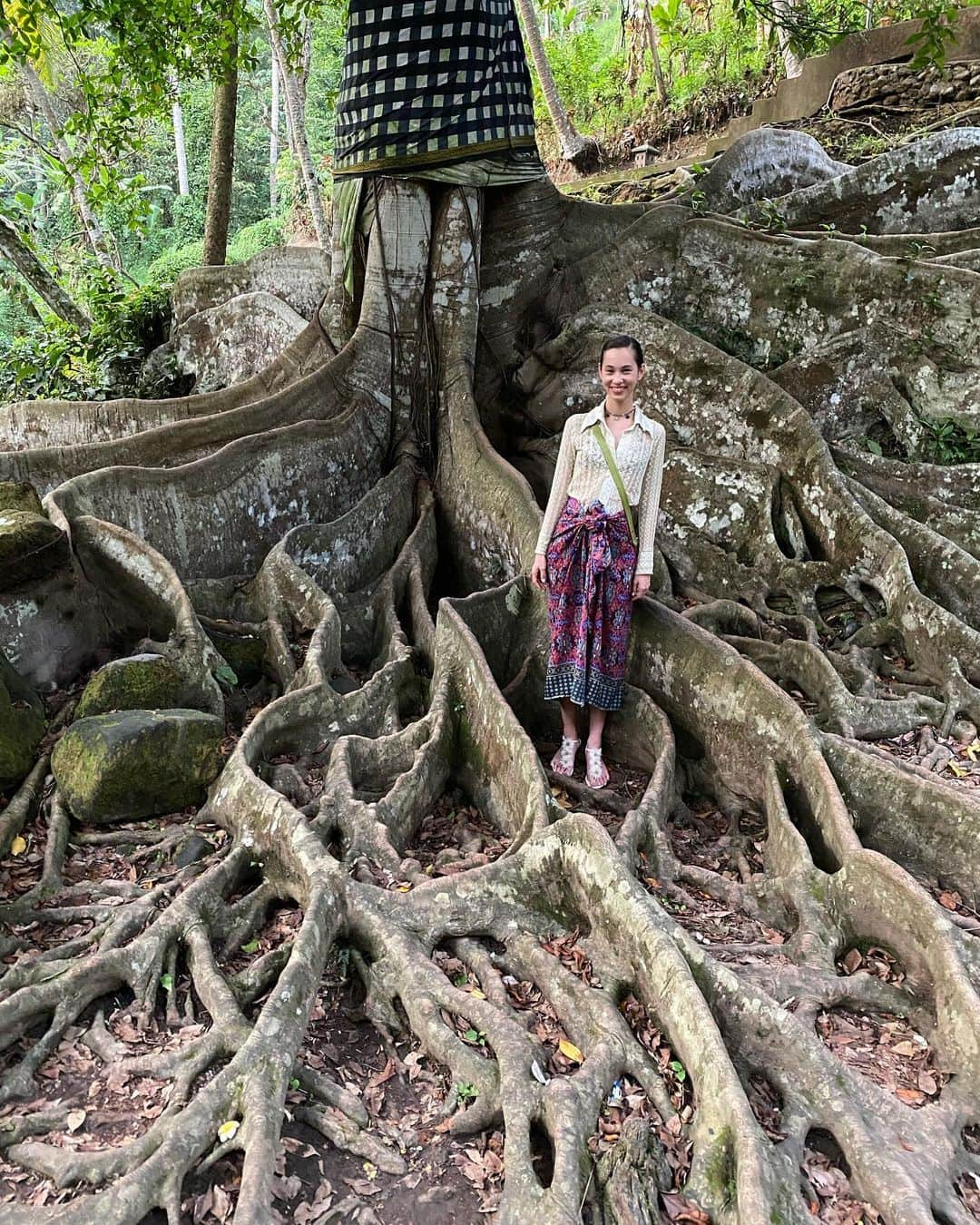 水原希子 さんのインスタグラム写真 - (水原希子 Instagram)「Goa Gajah 🐘🙏🏻💞💫🌿 迫力満点のゴアガジャ遺跡！ ここはバリヒンドゥーと仏教が混在している寺院で 庭園も美しくて、とても穏やかな気持ちになりました🧚🏼🌿 大樹の根っこが力強い🌳」1月10日 14時56分 - i_am_kiko