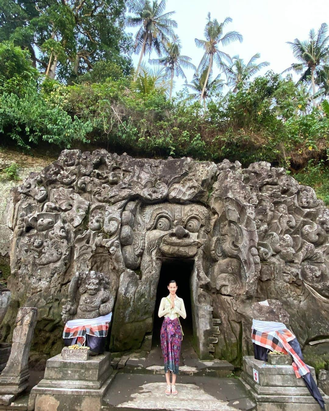 水原希子 さんのインスタグラム写真 - (水原希子 Instagram)「Goa Gajah 🐘🙏🏻💞💫🌿 迫力満点のゴアガジャ遺跡！ ここはバリヒンドゥーと仏教が混在している寺院で 庭園も美しくて、とても穏やかな気持ちになりました🧚🏼🌿 大樹の根っこが力強い🌳」1月10日 14時56分 - i_am_kiko