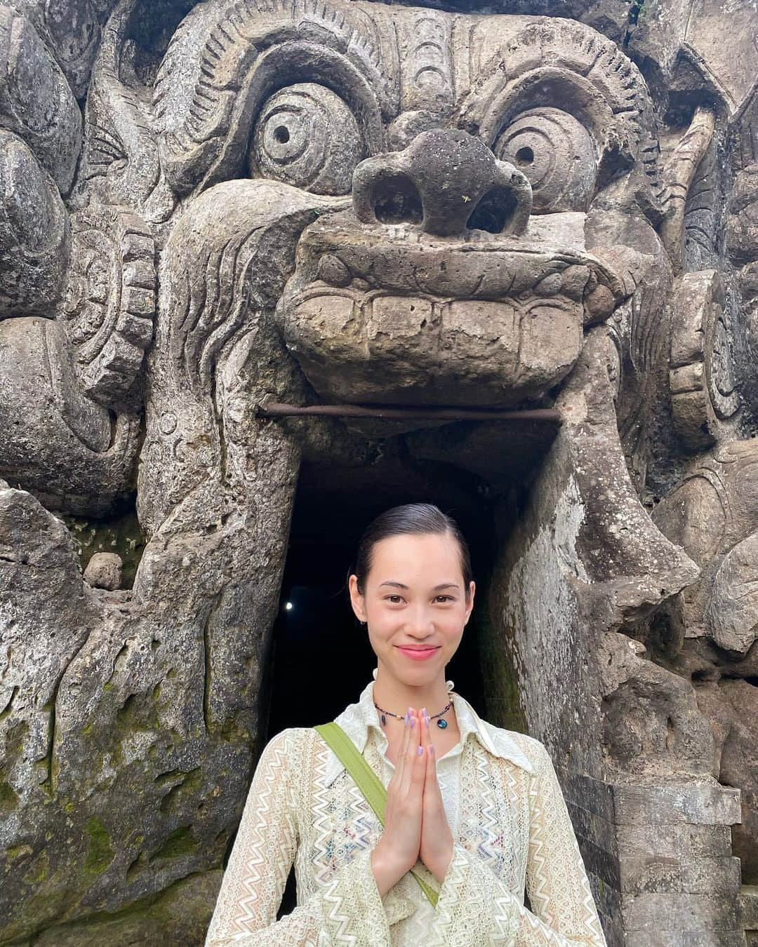 水原希子 さんのインスタグラム写真 - (水原希子 Instagram)「Goa Gajah 🐘🙏🏻💞💫🌿 迫力満点のゴアガジャ遺跡！ ここはバリヒンドゥーと仏教が混在している寺院で 庭園も美しくて、とても穏やかな気持ちになりました🧚🏼🌿 大樹の根っこが力強い🌳」1月10日 14時56分 - i_am_kiko