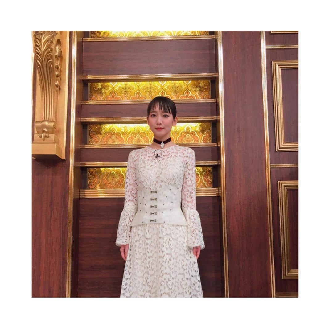 吉岡里帆（マネージャー）のインスタグラム：「🎍 ご覧になった皆さんもいらっしゃるかと思いますが、改めて。。 2020年仕事始めは『芸能人格付けチェック！2020お正月スペシャル』でした〜！🎍☀️ 「チーム仲良しであーる」の2人、がんばっておりましたね、、🤓笑 . Dress : @masaco_teranishi Accessories : @citronbijoux #masacoteranishi #citronbijoux . #いつかの吉岡さん」