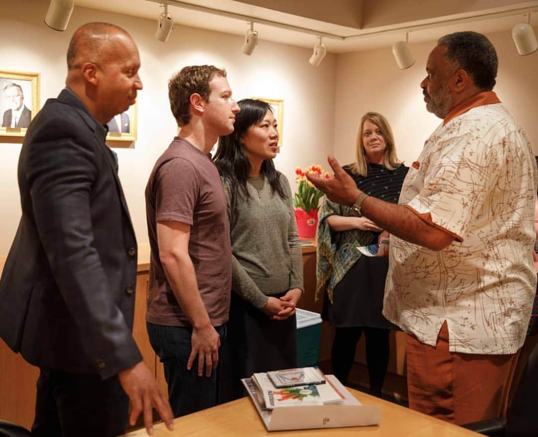 マーク・ザッカーバーグのインスタグラム：「I first met Bryan Stevenson and Anthony Ray Hinton with Priscilla back in 2017. Bryan and @eji_org fought for years to get Anthony released from death row for a crime he didn't commit. Hearing Anthony's story and everything Bryan has done to fight for those wrongfully convicted really stuck with me. It's one of many stories that led me and Priscilla to make criminal justice reform a priority for the @chanzuckerberginitiative. @justmercyfilm brings Bryan's life work to the big screen. Highly recommended.」