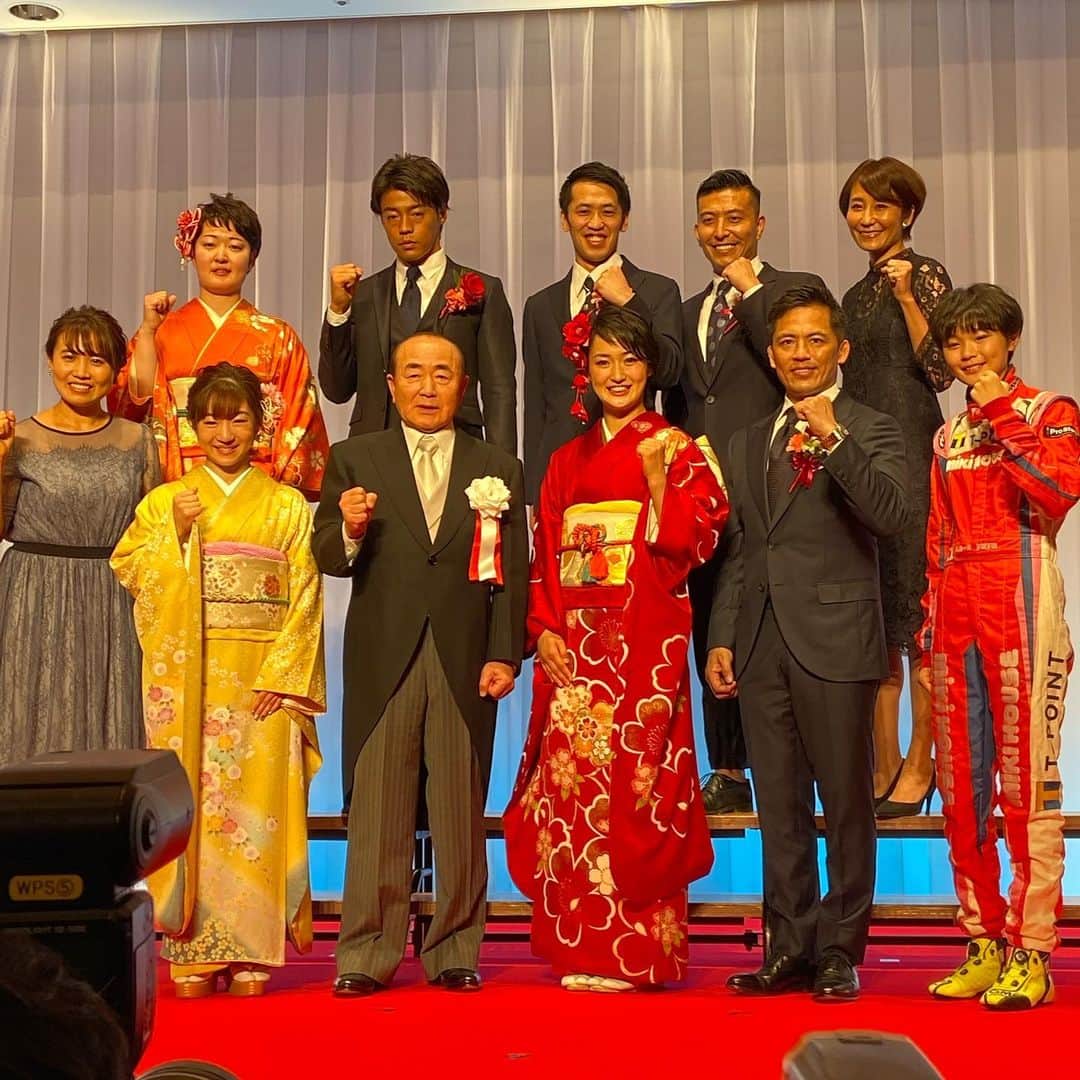 服部優陽のインスタグラム：「🏅﻿ 2020年、勝負のオリンピックイヤーが始まった！！﻿ と、感じるに充分な華やかさと緊張感に包まれた﻿ 取材をさせてもらいました！﻿ ﻿ 多くの五輪選手が所属する会社の新春パーティーに潜入取材！﻿ ﻿ 6つの五輪に連続出場！飛込のレジェンド #寺内健 選手﻿ 空手・形の金メダル候補 #清水希容 選手﻿ リオでカヌー旋風を巻き起こした #羽根田卓也 選手など…﻿ たくさんの選手にお話を伺いました🙇‍♂️﻿ ﻿ 今日1/10(金) #報道ランナー で放送予定です！﻿ 🥇﻿ #東京五輪 #2020 #tokyo2020 #東京五輪2020 #東京オリンピック2020 #オリンピックイヤー #東京オリンピック #東京パラリンピック #パラリンピック #東京オリパラ #新国立競技場 #日本武道館 #水泳 #飛込 #空手 #空手形 #カヌー #カンテレ #アナウンサー #2020を楽しもう #金メダル #オリンピアン #全力東京 #olympics #tokyoolympic #ミキハウス」