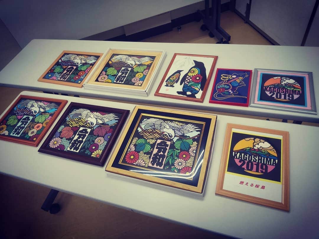 青木文明さんのインスタグラム写真 - (青木文明Instagram)「教室に通う生徒さん方の作品のほんの一部  凄いですねぇ～  #いちき串木野生涯学習講座 #生涯学習 #講座 #教室 #講師 #青木文明 ーーーーーーーーーーーーーーーーーーーーーー #Atelier武蒼（アトリエムソウ） #切絵師 #切り絵 #作家 #男 #日本 #九州 #鹿児島 #いちき串木野 #アトリエ  #祝 #記念 #贈り物  #design #art #美術 #和 #和柄 #和装 #和紙 #手仕事  #日本 #japan」1月10日 15時20分 - musou23