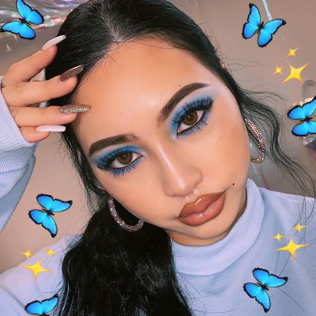 Aiさんのインスタグラム写真 - (AiInstagram)「🦋💎GANG💎🦋 Makeup inspiration by @evyxo_  昨日リクエストもらったのがブルーが多かったから🦋ブルーでメイクしたよ💙 . . Blow: @kyliecosmetics  Eyeshadow: @jeffreestarcosmetics  Highlight: @bhcosmetics  Lip: @nyxcosmetics_jp @hudabeauty  #jeffreestarcosmetics #kyliecosmetics #hudabeauty #bhcosmetics #glammakeup #makeuplife #colormakesmehappy #メイク好き #コスメ好き #海外コスメ #メイクレッスン #コスメオタク#プチプラコスメ #カットクリース #メイクテク」1月10日 15時29分 - ai_tinker_b