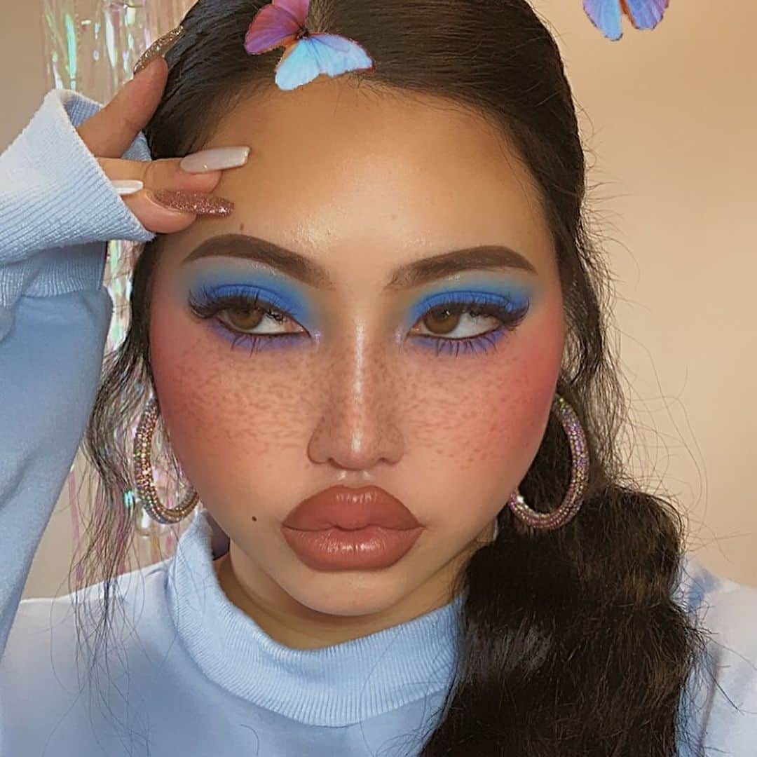 Aiさんのインスタグラム写真 - (AiInstagram)「🦋💎GANG💎🦋 Makeup inspiration by @evyxo_  昨日リクエストもらったのがブルーが多かったから🦋ブルーでメイクしたよ💙 . . Blow: @kyliecosmetics  Eyeshadow: @jeffreestarcosmetics  Highlight: @bhcosmetics  Lip: @nyxcosmetics_jp @hudabeauty  #jeffreestarcosmetics #kyliecosmetics #hudabeauty #bhcosmetics #glammakeup #makeuplife #colormakesmehappy #メイク好き #コスメ好き #海外コスメ #メイクレッスン #コスメオタク#プチプラコスメ #カットクリース #メイクテク」1月10日 15時29分 - ai_tinker_b