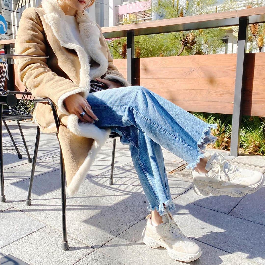 難波礼華のインスタグラム：「ぽかぽか天気きもちいい🥰 天気いいから真っ白スニーカー履いちゃた✌️ 👟 @j023.official  明日から7周年ポーチ配るよ💕ぜひ来てね💕」