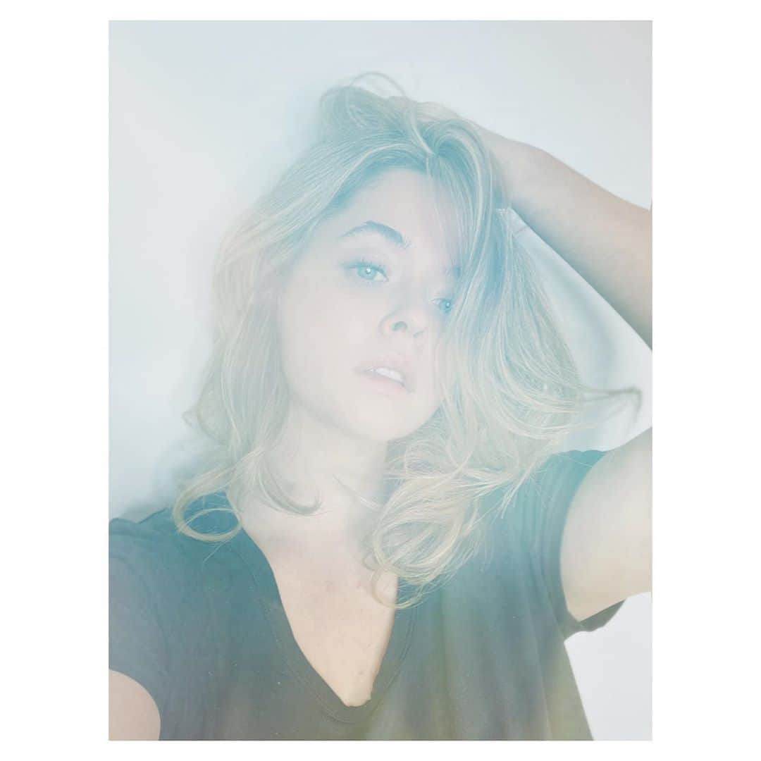 サーシャ・ピーターズのインスタグラム：「💫」