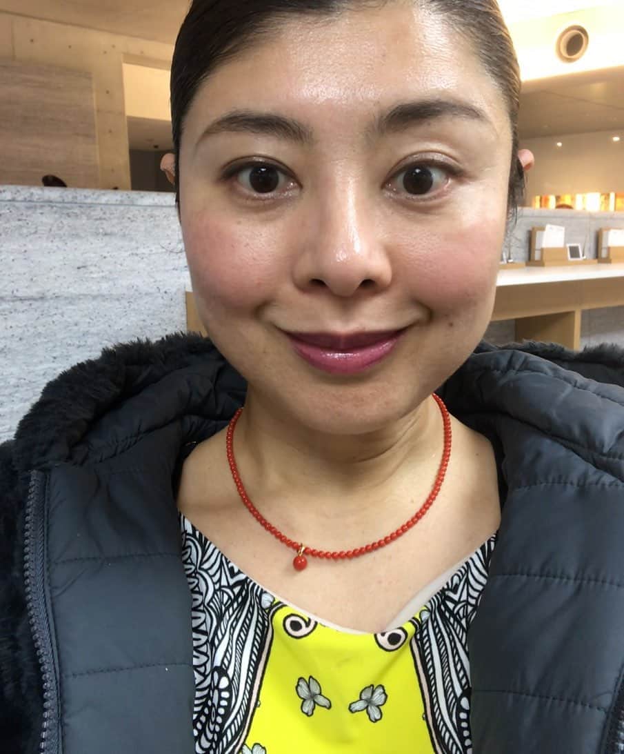 間々田佳子のインスタグラム：「昨日は 笑顔トレしてから 打ち合わせに行きました！  なぜか普段は口数が少ないのに 打ち合わせの時だけは 違う私が私を支配している💦  いっぱいお話しして…  あとで 喋りすぎてたのではと…反省。  #間々田佳子 #顔の体操」