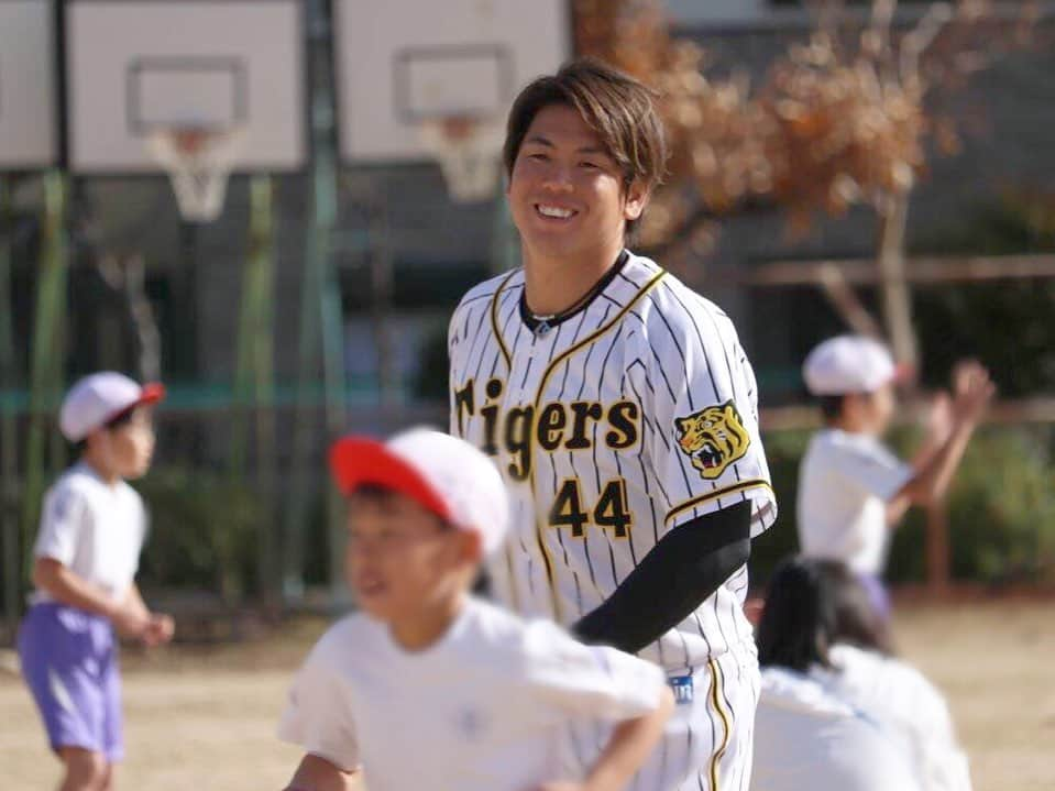 阪神タイガースさんのインスタグラム写真 - (阪神タイガースInstagram)「梅野選手と大山選手が宝塚市内の小学校を訪問！アカデミーコーチと三年生の体育の授業に参加し、児童の皆さんと一緒に野球を楽しみました！梅野選手も大山選手も自然と笑顔が溢れていました✨ #梅野隆太郎 選手 #大山悠輔 選手 #小学校訪問 #宝塚市  #野球 #笑顔 #白仁田寛和コーチ #柴田講平コーチ  #鶴直人コーチ #タイガースアカデミーベースボールスクール  #阪神タイガース」1月10日 15時36分 - hanshintigers_official