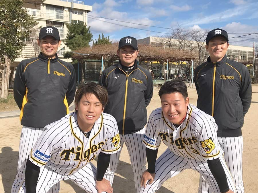 阪神タイガースさんのインスタグラム写真 - (阪神タイガースInstagram)「梅野選手と大山選手が宝塚市内の小学校を訪問！アカデミーコーチと三年生の体育の授業に参加し、児童の皆さんと一緒に野球を楽しみました！梅野選手も大山選手も自然と笑顔が溢れていました✨ #梅野隆太郎 選手 #大山悠輔 選手 #小学校訪問 #宝塚市  #野球 #笑顔 #白仁田寛和コーチ #柴田講平コーチ  #鶴直人コーチ #タイガースアカデミーベースボールスクール  #阪神タイガース」1月10日 15時36分 - hanshintigers_official