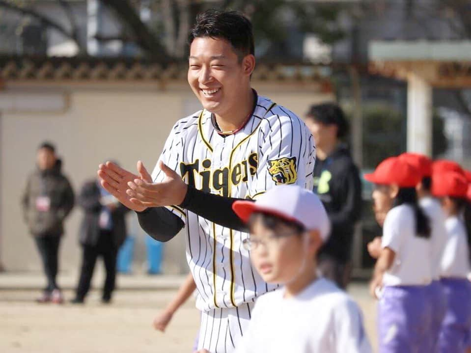 阪神タイガースさんのインスタグラム写真 - (阪神タイガースInstagram)「梅野選手と大山選手が宝塚市内の小学校を訪問！アカデミーコーチと三年生の体育の授業に参加し、児童の皆さんと一緒に野球を楽しみました！梅野選手も大山選手も自然と笑顔が溢れていました✨ #梅野隆太郎 選手 #大山悠輔 選手 #小学校訪問 #宝塚市  #野球 #笑顔 #白仁田寛和コーチ #柴田講平コーチ  #鶴直人コーチ #タイガースアカデミーベースボールスクール  #阪神タイガース」1月10日 15時36分 - hanshintigers_official