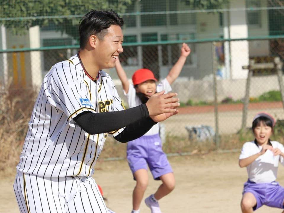 阪神タイガースさんのインスタグラム写真 - (阪神タイガースInstagram)「梅野選手と大山選手が宝塚市内の小学校を訪問！アカデミーコーチと三年生の体育の授業に参加し、児童の皆さんと一緒に野球を楽しみました！梅野選手も大山選手も自然と笑顔が溢れていました✨ #梅野隆太郎 選手 #大山悠輔 選手 #小学校訪問 #宝塚市  #野球 #笑顔 #白仁田寛和コーチ #柴田講平コーチ  #鶴直人コーチ #タイガースアカデミーベースボールスクール  #阪神タイガース」1月10日 15時36分 - hanshintigers_official