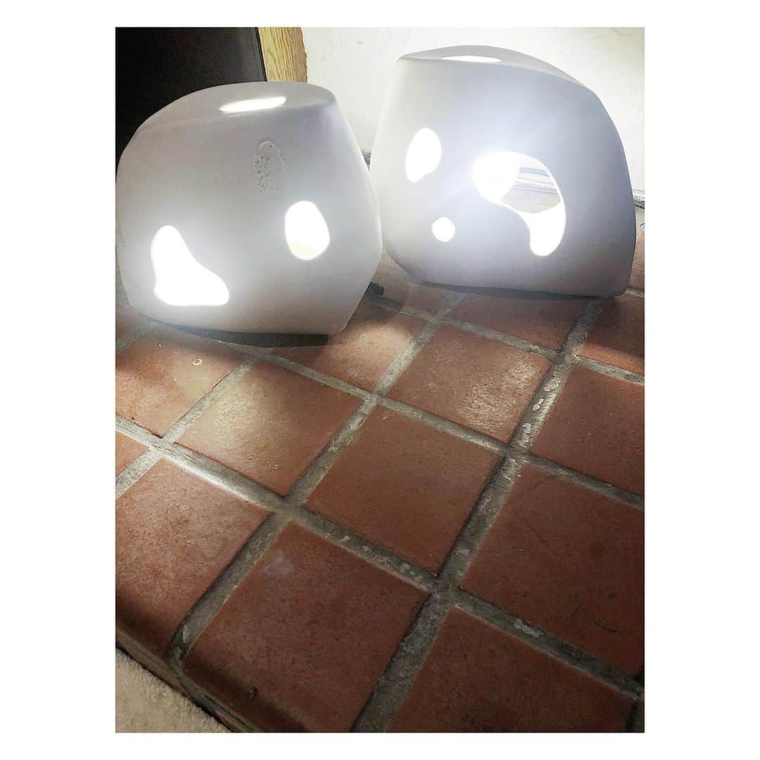 のインスタグラム：「Electrifying some of the lamps I did lastly ✌🏻✌🏻✌🏻 Thanks @lucasscaceres for showing me the American way to electrify my master pieces 🇺🇸 /// /// Tiens j'ai électrifié quelques lampes ce soir ... Cool non ?  #ceramic #handbuild #moderncraft #pottery #clay #art #sculpture #happyness #ceramique #glaze #losangeles #lamp #electricity⚡️」