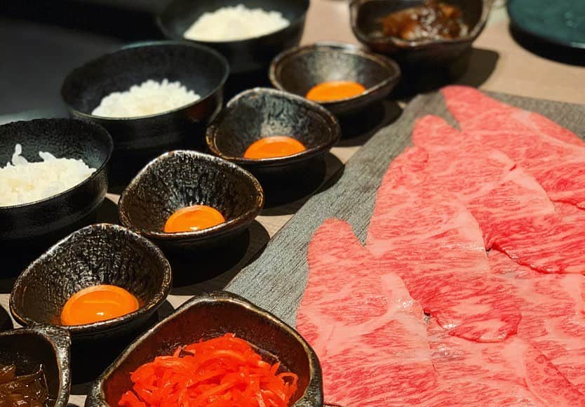 笛木陽子さんのインスタグラム写真 - (笛木陽子Instagram)「. 先週【うし松】のプレオープンにおじゃましたよ〜🐃@yakiniku_ushimatsu . ネギ巻きタン、タンの中にネギが包まれて、斬新👀 これは映えますなぁ〜 . 松坂牛のお肉はもちろん美味しくて ＋個人的には、タレがさっぱりしてて、好きでした🥢 女性でもパクパク食べれちゃう☺️ . 締めはいくつか種類あって、おすすめは牛丼！ 味付けしっかりの贅沢牛丼です🐮 . 美味しいお肉、ご馳走様でした🙏🏻 . . #焼肉#うし松#麻布十番グルメ#松坂牛#希少部位#肉女子#ネギ巻きタン#カツサンド#贅沢牛丼#今年は目指せ#プチ#食べロガー#実は焼肉大好き#牛の部位#大体分かるよ◎笑」1月10日 15時43分 - yoko_fueki56