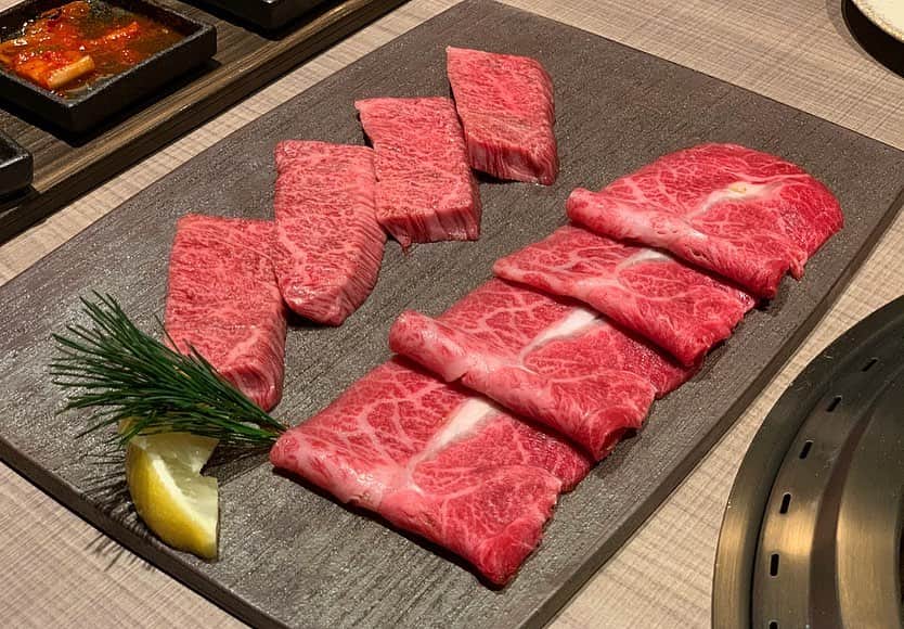 笛木陽子さんのインスタグラム写真 - (笛木陽子Instagram)「. 先週【うし松】のプレオープンにおじゃましたよ〜🐃@yakiniku_ushimatsu . ネギ巻きタン、タンの中にネギが包まれて、斬新👀 これは映えますなぁ〜 . 松坂牛のお肉はもちろん美味しくて ＋個人的には、タレがさっぱりしてて、好きでした🥢 女性でもパクパク食べれちゃう☺️ . 締めはいくつか種類あって、おすすめは牛丼！ 味付けしっかりの贅沢牛丼です🐮 . 美味しいお肉、ご馳走様でした🙏🏻 . . #焼肉#うし松#麻布十番グルメ#松坂牛#希少部位#肉女子#ネギ巻きタン#カツサンド#贅沢牛丼#今年は目指せ#プチ#食べロガー#実は焼肉大好き#牛の部位#大体分かるよ◎笑」1月10日 15時43分 - yoko_fueki56
