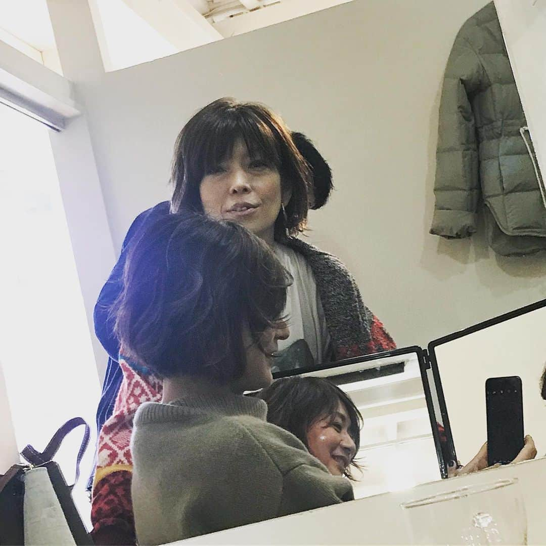 富岡佳子さんのインスタグラム写真 - (富岡佳子Instagram)「フォルムは、少し前下がりのボブです。 可愛くアイロンで巻いてもらってご機嫌です☺︎ サロンはタグ付け致しました。スワイプ＆タップしてみてね！」1月10日 15時46分 - yoshikotomioka