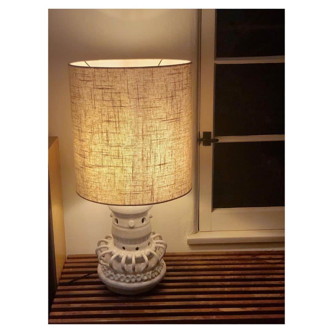 のインスタグラム：「S-O-L-D Lamp foot /// /// Pied de lampe 🦶🏼🦶🏽🦶🏻🦶🏾 #ceramic #handbuild #moderncraft #pottery #clay #art #sculpture #happyness #ceramique #glaze #losangeles #lamp #decor #maisonmargiela」