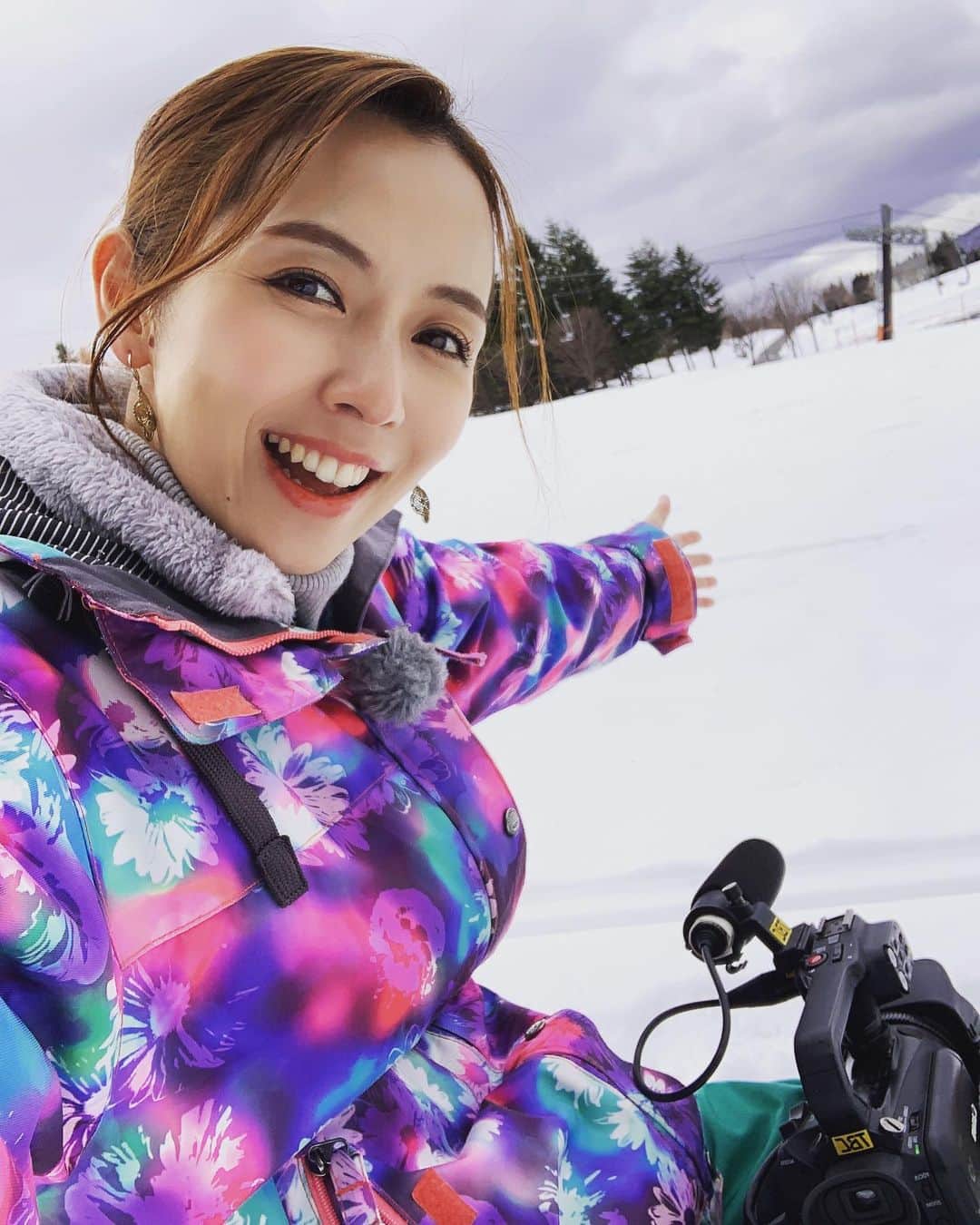 若林翔子のインスタグラム：「ちょっと少ないみたいだけど、 やっぱり雪はテンションあがっちゃう😍😍😍 #オニコウベスキー場 #スノボ　#ほぼ尻もち」