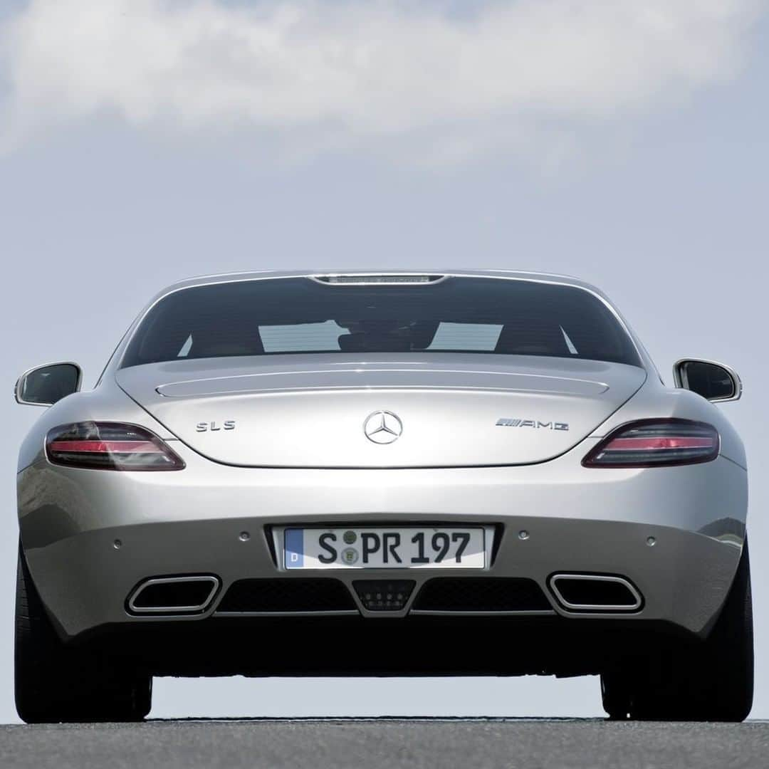 メルセデス・ベンツさんのインスタグラム写真 - (メルセデス・ベンツInstagram)「This modern "Gullwing" Mercedes-Benz SLS AMG was already a classic when it was presented only one decade ago.  #MBclassic #SLS #MercedesBenz #mercedesbenzclassic #ClassicCar #Car #Carsofinstagram #InstaCar 📸 via @mercedesbenzmuseum」1月10日 16時00分 - mercedesbenz