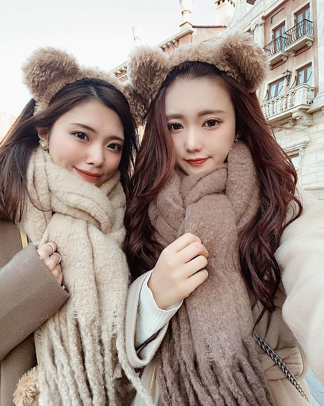 のインスタグラム：「. . #ダッフィーコーデ 🐻♡ . . このマフラー暖かかった！！ 空いてて乗り物も沢山のれたし 気温も暖かくて過ごしやすかったなぁ💭 . . シーの夜の風景が一番好き！♡♡ . . . #リンクコーデ#ディズニーコーデ#ダッフィー #ブラウンコーデ#マフラー巻き方#マフラー女子  #ディズニーシー#Disneysea#双子コーデ」