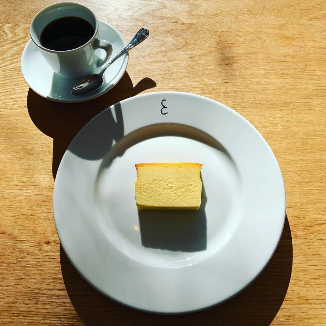 志摩有子さんのインスタグラム写真 - (志摩有子Instagram)「ランチでくちぶえ始め。お肉ゴロゴロのボルシチと熱々マカロニグラタン。デザートはチーズのテリーヌ。相方はプリン。うららかな午後の日差しが最高に気持ちがいい。アッコ先生 @attocook68 も絶好調。たのし。 @kuchibue.daikanyama」1月10日 16時01分 - ariko418