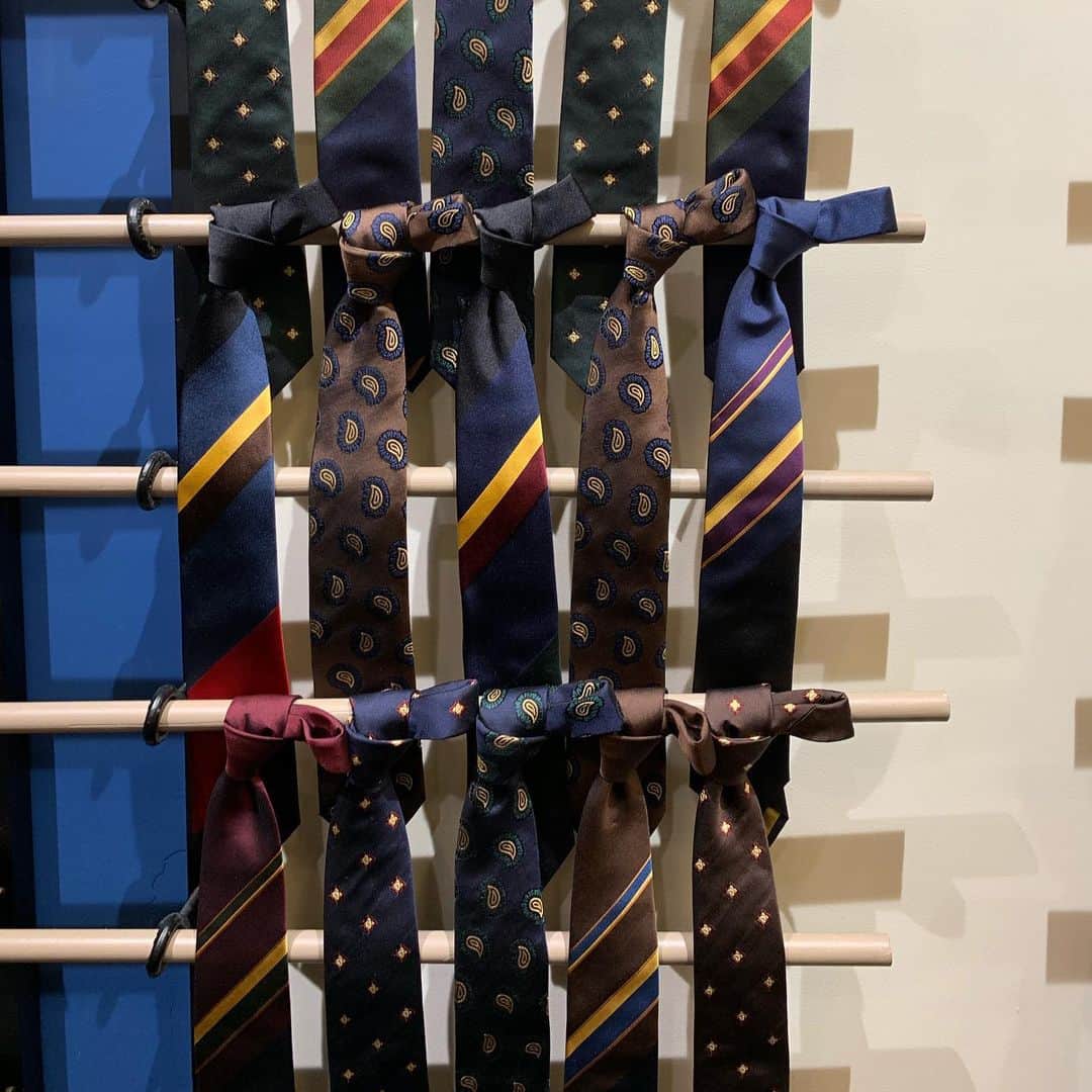 MEN'S EX 男性総合ファッション誌『メンズ・イーエックス』公式アカウントさんのインスタグラム写真 - (MEN'S EX 男性総合ファッション誌『メンズ・イーエックス』公式アカウントInstagram)「@bassiworld ☑️Mix yarn Panel stripe, ☑️70’s Vintage pattern, ☑️black and brown ☑️plum color  Beautiful collections!!! フランコ バッシは、引き続きパネルタイ推し。来シーズンは、少しスモーキーな発色のパネルタイや、異なる織り組織が組み合わさったパネルタイもお洒落。  ヴィンテージの大柄などもインパクトあり。  #francobassi  #pittiimmagine #pittiimmagineuomo #pu97  #showyourflagsatpitti #pittipeople #mensfashion」1月10日 16時02分 - mens_ex