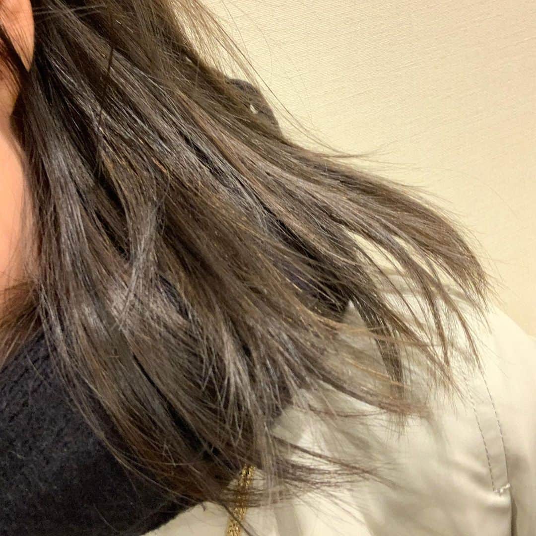 美優さんのインスタグラム写真 - (美優Instagram)「髪の毛のカラーについての質問が多いので今日はそのことについて…☝️ ・ いつもオーダーカラーはアッシュ系でお任せで染めてもらってます😊 (@sun_platinum ) ・ ただ綺麗に染めてもらったアッシュを維持するのが大変で… このカラーシャンプーに出会ってからアッシュカラーがぐーーーんと長持ちするようになりました😆✨ (@calatas_official のシルバーを使ってるよ) もうこれで3本目😊使い方は簡単！  シャンプーしてから5分くらい髪の毛を泡パック▶︎トリートメント✨ これやるだけでカラーの維持力が全然違う🤩 時間がないのでって人でもこのシャンプーに変えるだけでかなり維持力が違うはず！☝️✨ ・ ・ #カラーシャンプー　#カラタスシャンプー #calatasshampoo」1月10日 16時02分 - miyu11_20