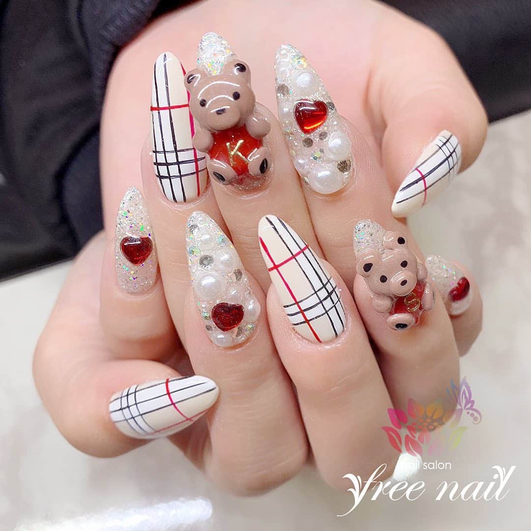 free nail フリーネイルのインスタグラム：「. お客様ネイル💅🏻⛄️ . くまさんネイル🧸❤️ . 冬のハッピーネイル⛄️❤️ . ご来店ありがとうございました🙇🏻‍♀️🙇🏻‍♀️🙇🏻‍♀️💗 . #ネイルアート #ジェルネイル #ネイルサロン #大阪ネイルサロン #ネイルデザイン #ネイルチェンジ #くまネイル #くまさんネイル #チェックネイル #バーバリーチェック #パールネイル #ハートネイル #3dネイル #デザインネイル #トレンドネイル #ガーリーネイル #ラブリーネイル #冬ネイル #winternails #nailsart #nailsdid #美甲 #日式美甲 #日式美甲胶 #日本美甲师 #日本美甲老师 #美甲上课 #日本胶 #フリーネイル #freenail」